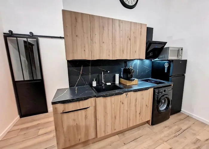 Nimes: L'auguste Centre-ville. *